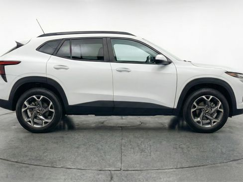 Used 2025 Chevrolet Trax LT w/ LT Convenience Package image 11