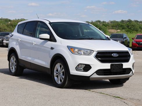 Used 2017 Ford Escape SE FWD image 4
