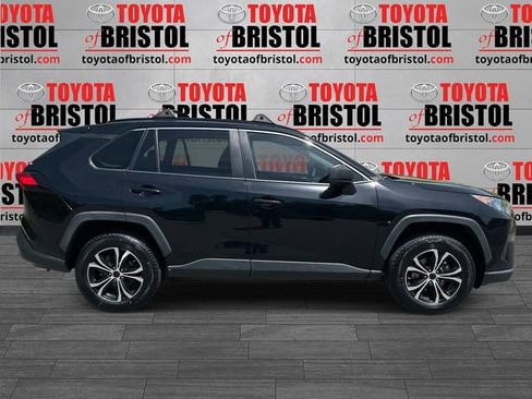 Used 2019 Toyota RAV4 LE AWD/4WD image 2