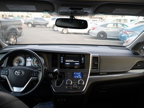 Used 2015 Toyota Sienna SE Premium image 22