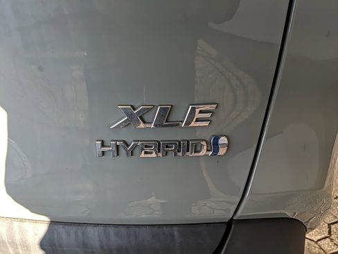 Used 2021 Toyota RAV4 XLE w/ Convenience Package image 8