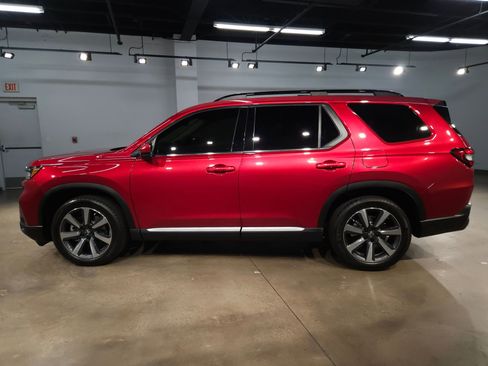 Used 2025 Honda Pilot Touring image 4