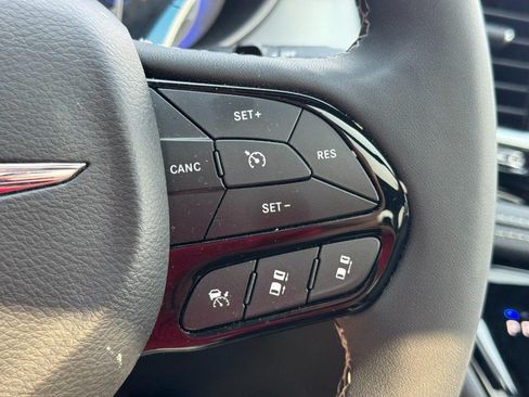Used 2025 Chrysler Pacifica Limited FWD image 19