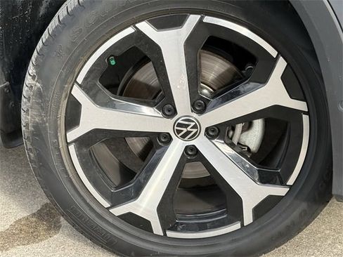 Certified 2025 Volkswagen Tiguan SE image 7