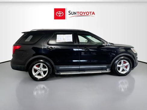 Used 2016 Ford Explorer XLT image 2