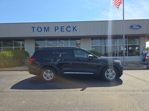 Used 2022 Ford Explorer XLT w/ Equipment Group 202A AWD/4WD image 6