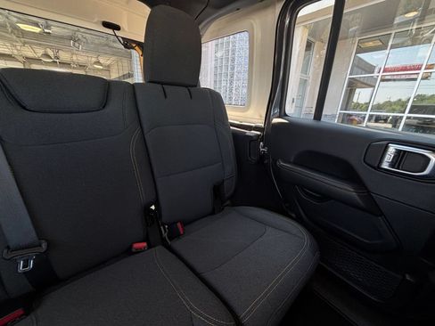 Used 2025 Jeep Wrangler Unlimited Sahara AWD/4WD image 36