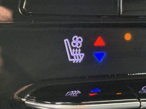 Used 2023 Chevrolet Bolt EUV LT w/ Convenience Package image 11