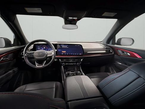 Used 2025 Chevrolet Traverse Z71 AWD/4WD image 11