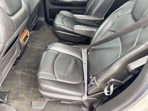Used 2009 Saturn Outlook XR w/ Convenience Package FWD image 32