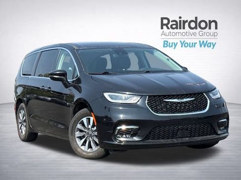 Used 2023 Chrysler Pacifica Touring-L FWD image 1