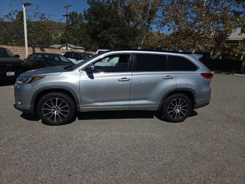 Certified 2018 Toyota Highlander SE FWD image 3