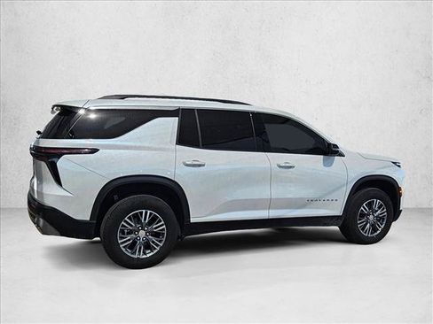 Used 2025 Chevrolet Traverse LT FWD image 4