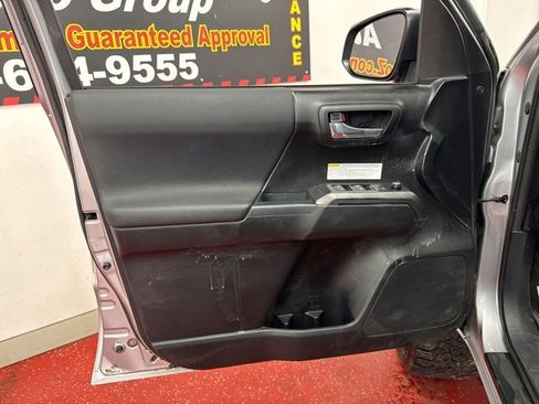 Used 2017 Toyota Tacoma TRD Off-Road image 18