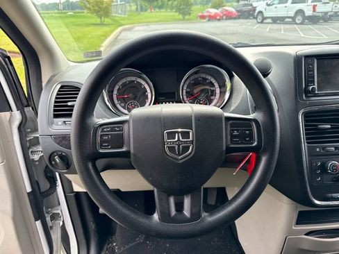 Used 2019 Dodge Grand Caravan SE w/ UConnect Hands-Free Group FWD image 17