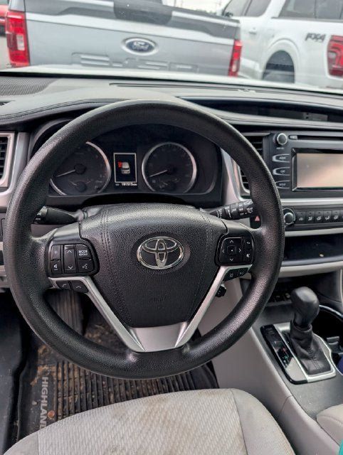 Used 2017 Toyota Highlander LE AWD/4WD image 4