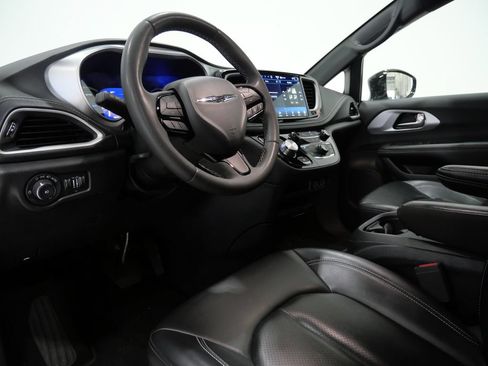 Used 2024 Chrysler Pacifica Limited FWD image 11
