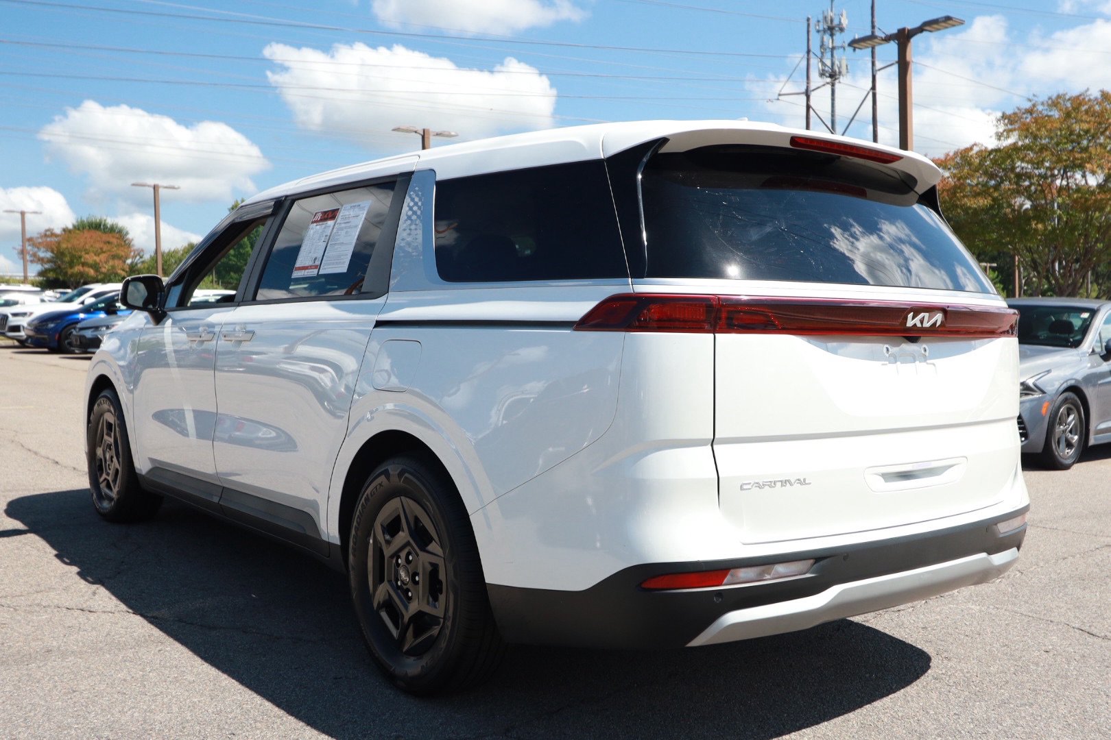 Used 2024 Kia Carnival LX FWD image 3
