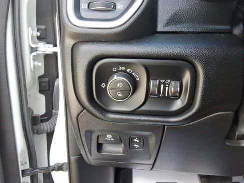 Used 2022 RAM 1500 Laramie AWD/4WD image 22