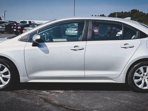 Used 2020 Toyota Corolla LE FWD image 16