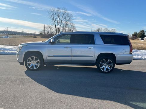 Used 2020 Cadillac Escalade ESV Luxury image 2