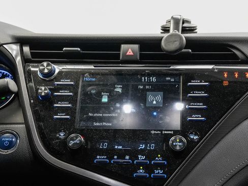 Used 2020 Toyota Camry SE w/ Sunroof Package FWD image 14