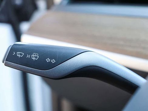 Used 2024 Tesla Model Y 2WD image 19