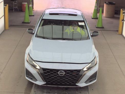 Used 2023 Nissan Altima 2.0 SR FWD image 2
