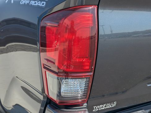 Used 2018 Toyota Tacoma TRD Off-Road w/ Technology Package AWD/4WD image 41