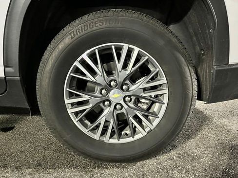 Used 2025 Chevrolet Traverse LT image 13