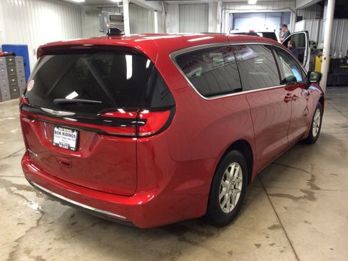 Used 2024 Chrysler Pacifica Touring-L image 7