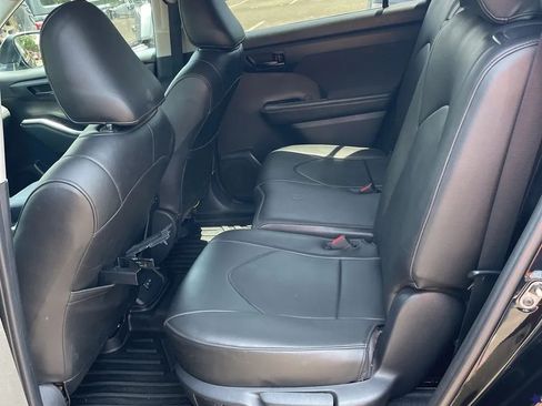 Used 2021 Toyota Highlander LE AWD/4WD image 13