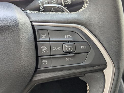 Used 2023 Jeep Grand Cherokee Altitude image 27