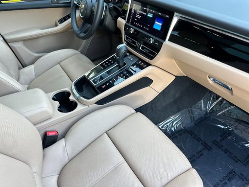 Certified 2025 Porsche Macan AWD/4WD image 17