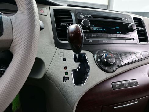 Used 2013 Toyota Sienna XLE image 23