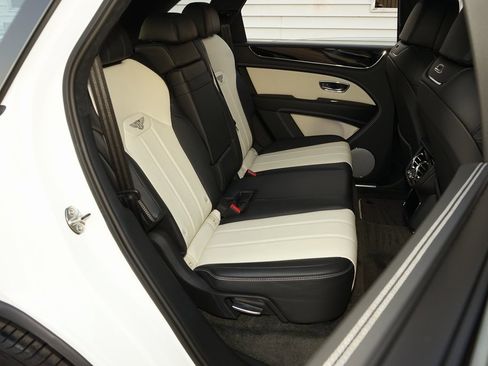 Used 2023 Bentley Bentayga Plug-In Hybrid image 21