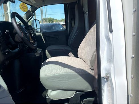 Used 2018 GMC Savana 4500 w/ Power Convenience Package image 9