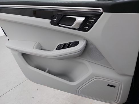 Certified 2026 Porsche Macan image 28