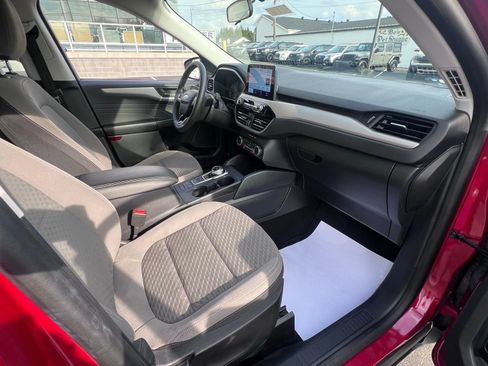 Used 2022 Ford Escape SE w/ SE Sport Appearance Package image 32