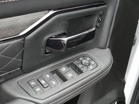 Used 2025 RAM 3500 Limited AWD/4WD image 17