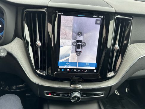 Used 2025 Volvo XC60 B5 Plus image 19