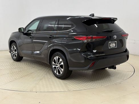 Used 2022 Toyota Highlander XLE FWD image 3