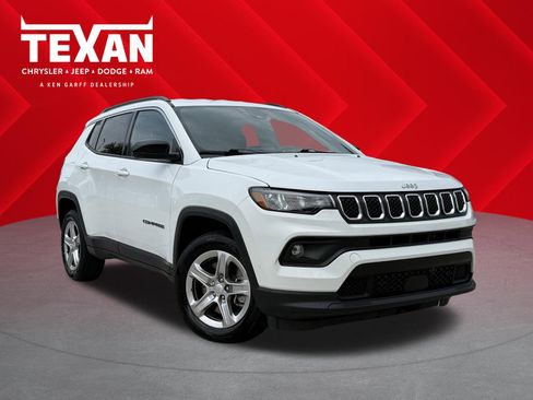 Used 2024 Jeep Compass Latitude AWD/4WD image 1