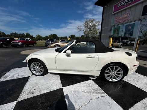 Used 2006 MAZDA MX-5 Miata Grand Touring w/ Premium Pkg RWD image 6