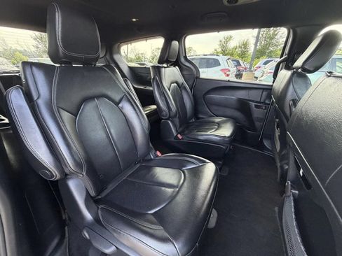 Used 2019 Chrysler Pacifica Touring-L w/ S Appearance Package FWD image 16