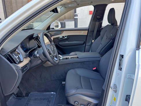 Used 2025 Volvo XC90 T8 Plus w/ Protection Package Premier AWD/4WD image 17