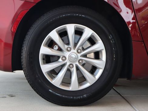 Used 2018 Chrysler Pacifica Touring-L w/ Premium Audio Group FWD image 14