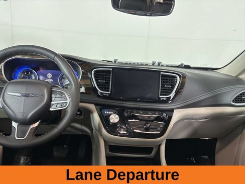 Used 2024 Chrysler Pacifica Limited FWD image 24
