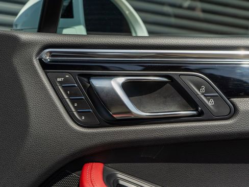 Used 2025 Porsche Macan image 31