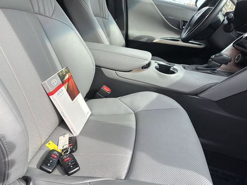 Used 2023 Toyota Venza Limited image 23